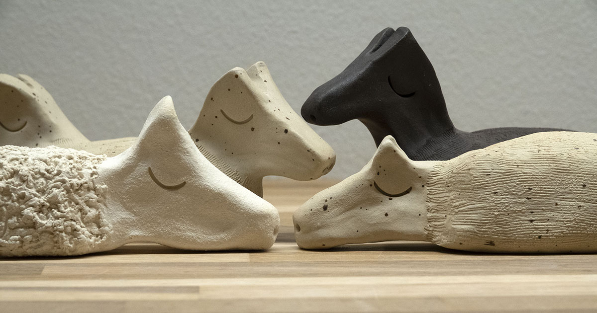 Vilodjur – vilande skulpturer i lera av Daniel Holking.