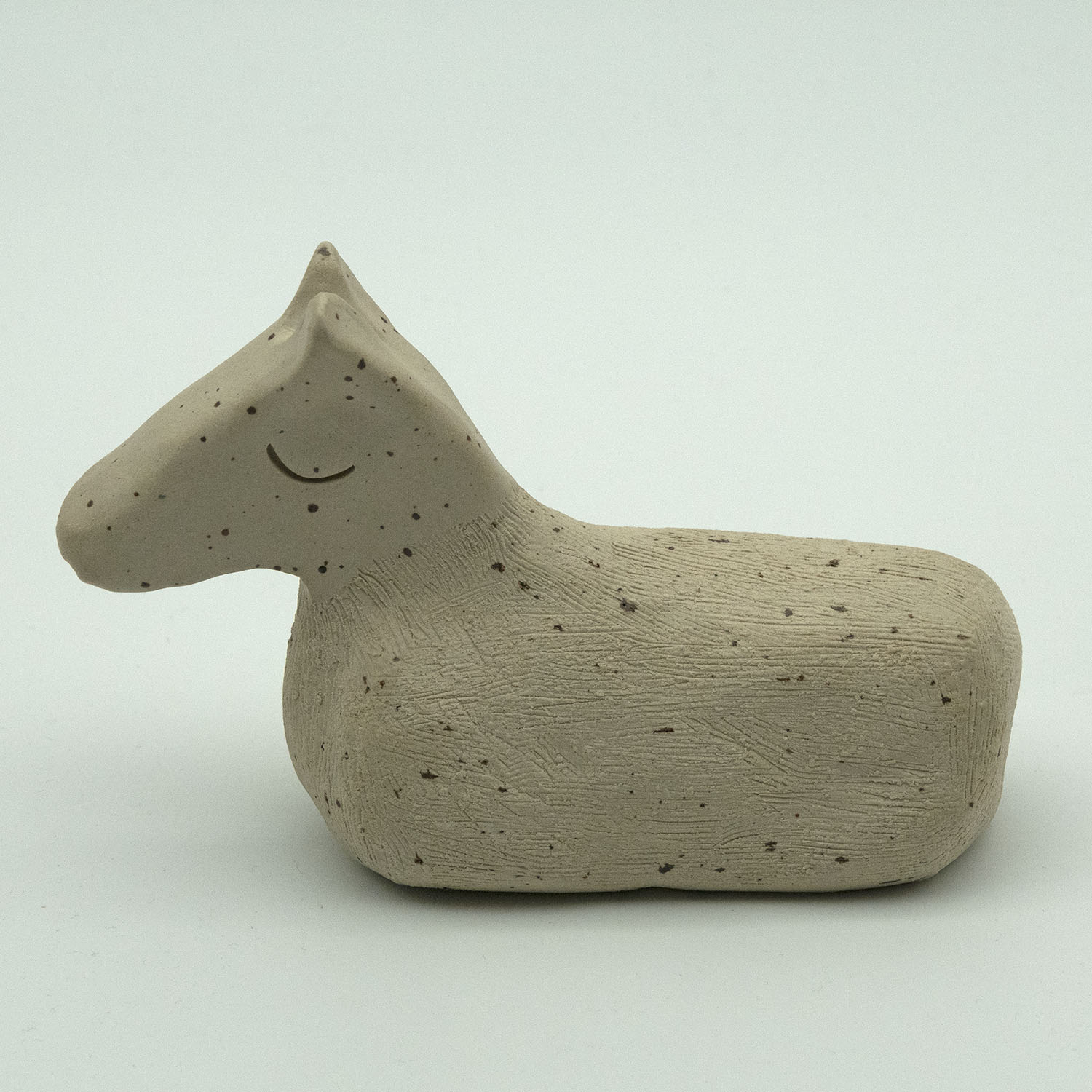 Vilodjur (nummer 1) "Grand father. Origin number one" – vilande skulptur i Lera.