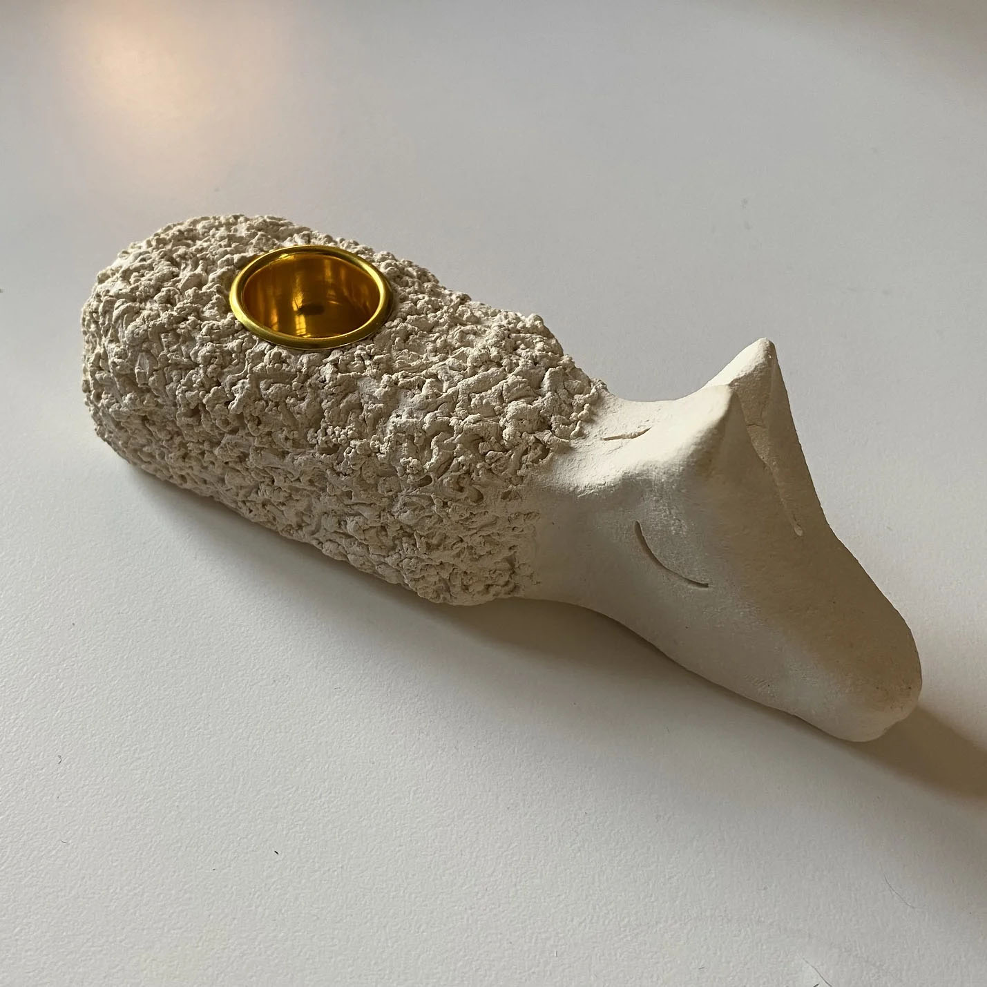 Vilodjur (nummer 13) "Henny är en ljusstake" – vilande skulptur i Lera.