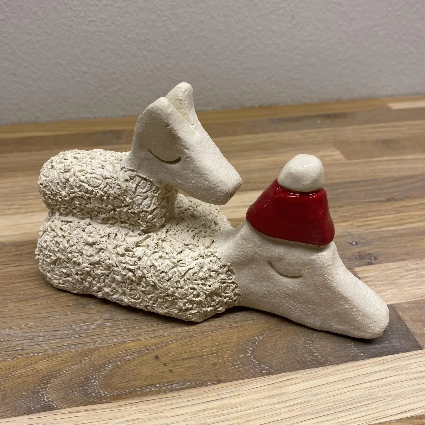 Vilodjur (nummer 15) "Kommer inte tomten snart" – vilande skulptur i Lera.