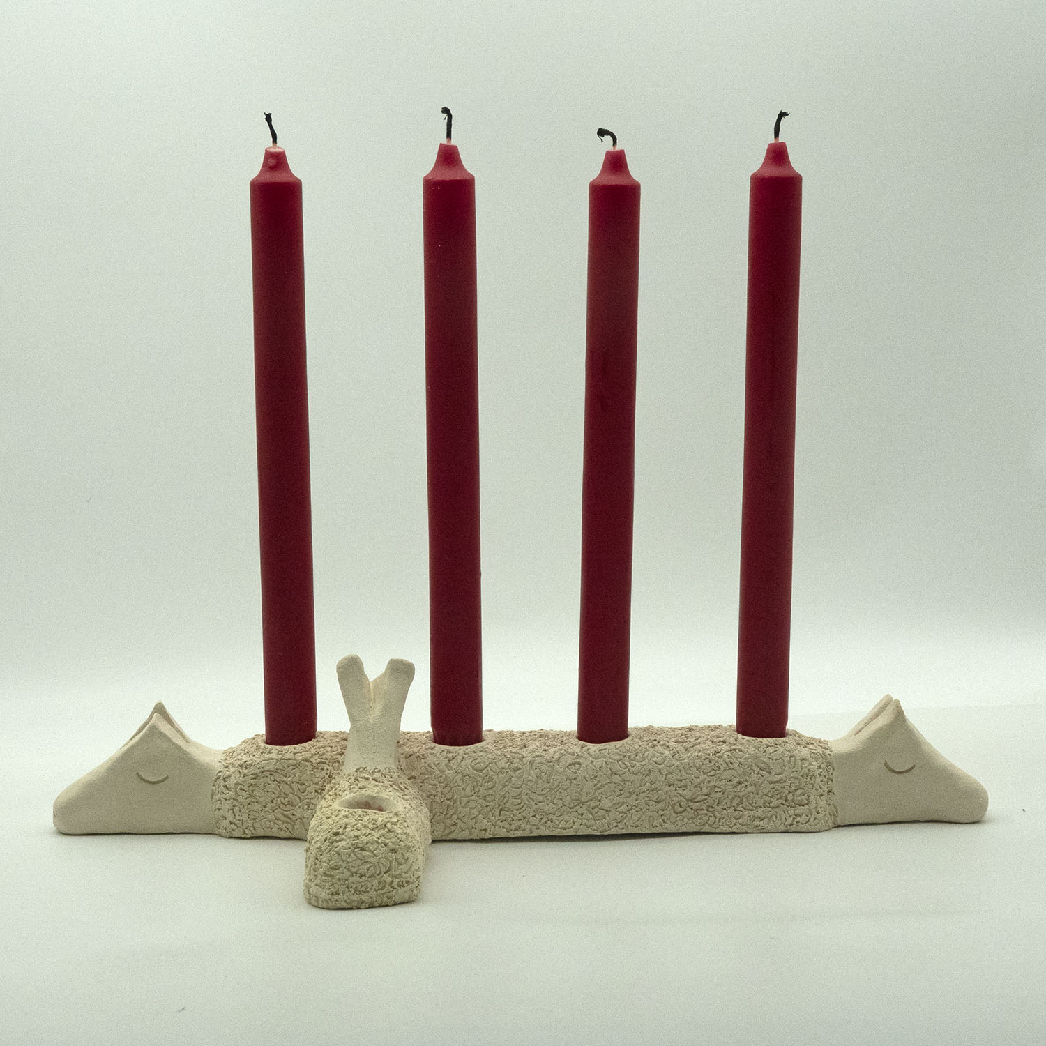 Vilodjur (nummer 18) "Adventssjusstake med fem ljus" – vilande skulptur i Lera.