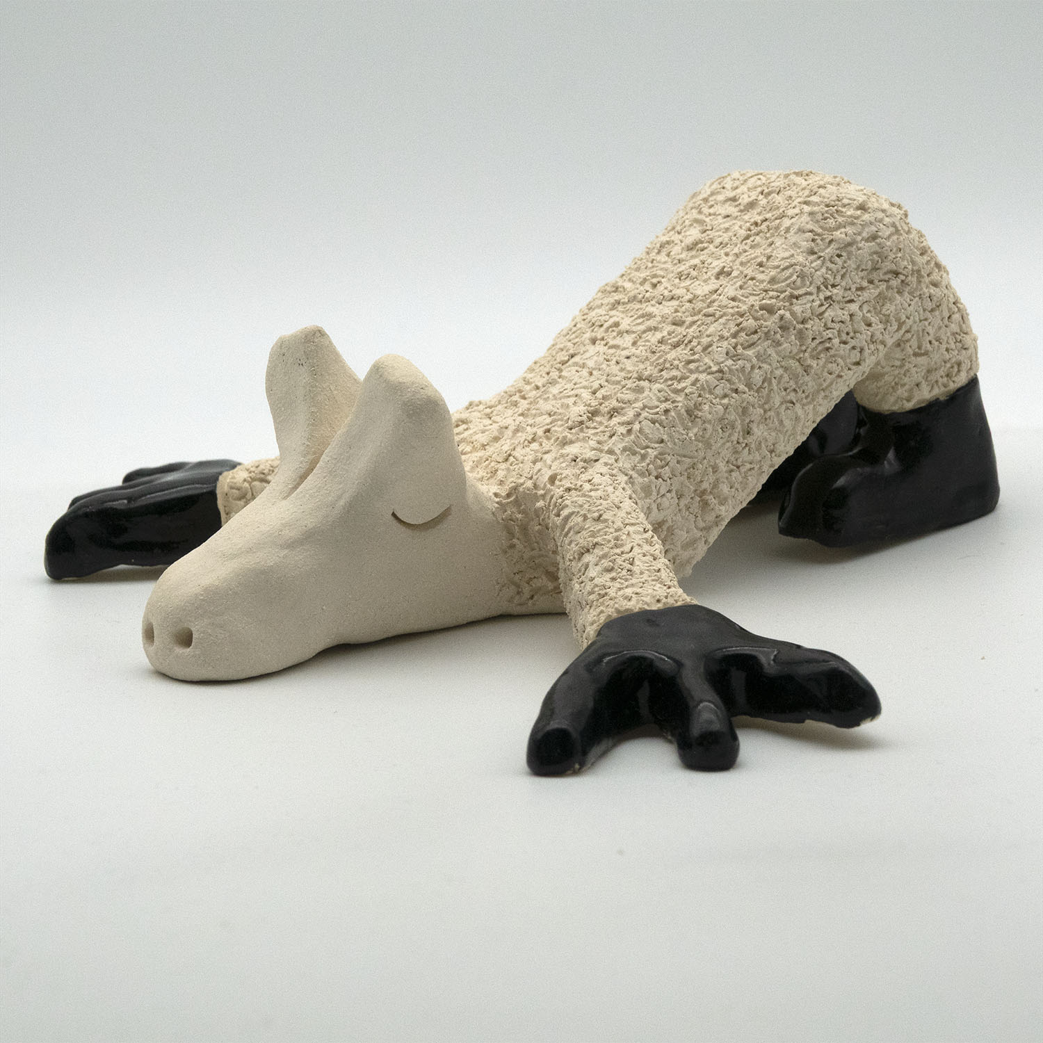 Vilodjur (nummer 24) "Namaste mother duckers" – vilande skulptur i Lera.