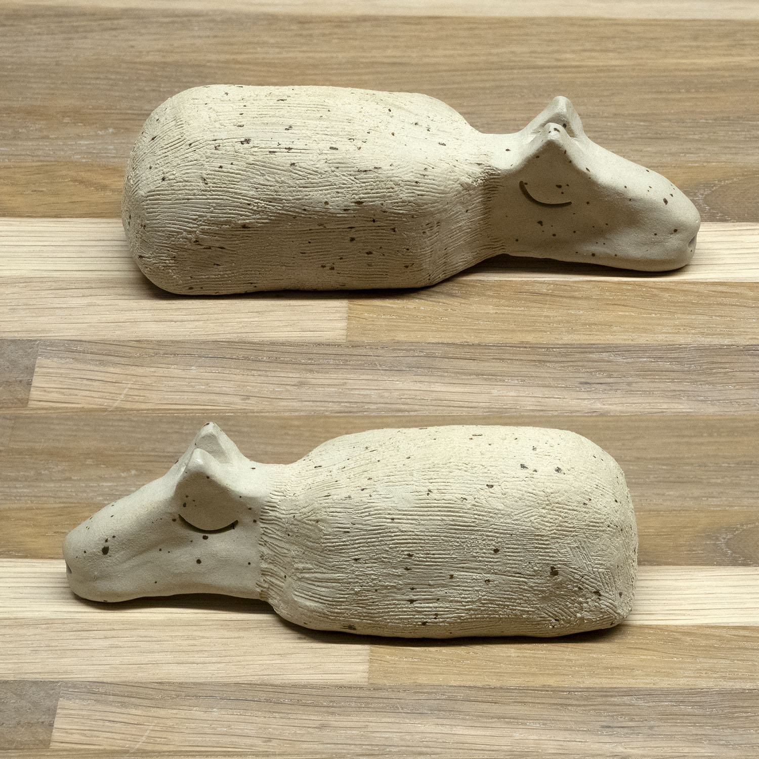 Vilodjur (nummer 3) "Typiskt vilsam filur" – vilande skulptur i Lera.