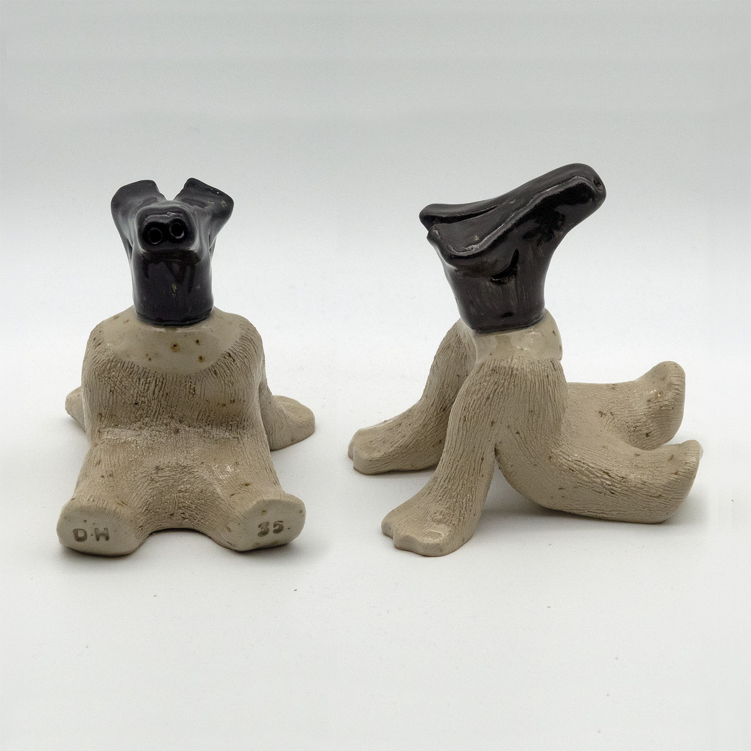 Vilodjur (nummer 35) "Att klä ut sig till Vilodjur. Typiskt vilsamt" – vilande skulptur i Lera.