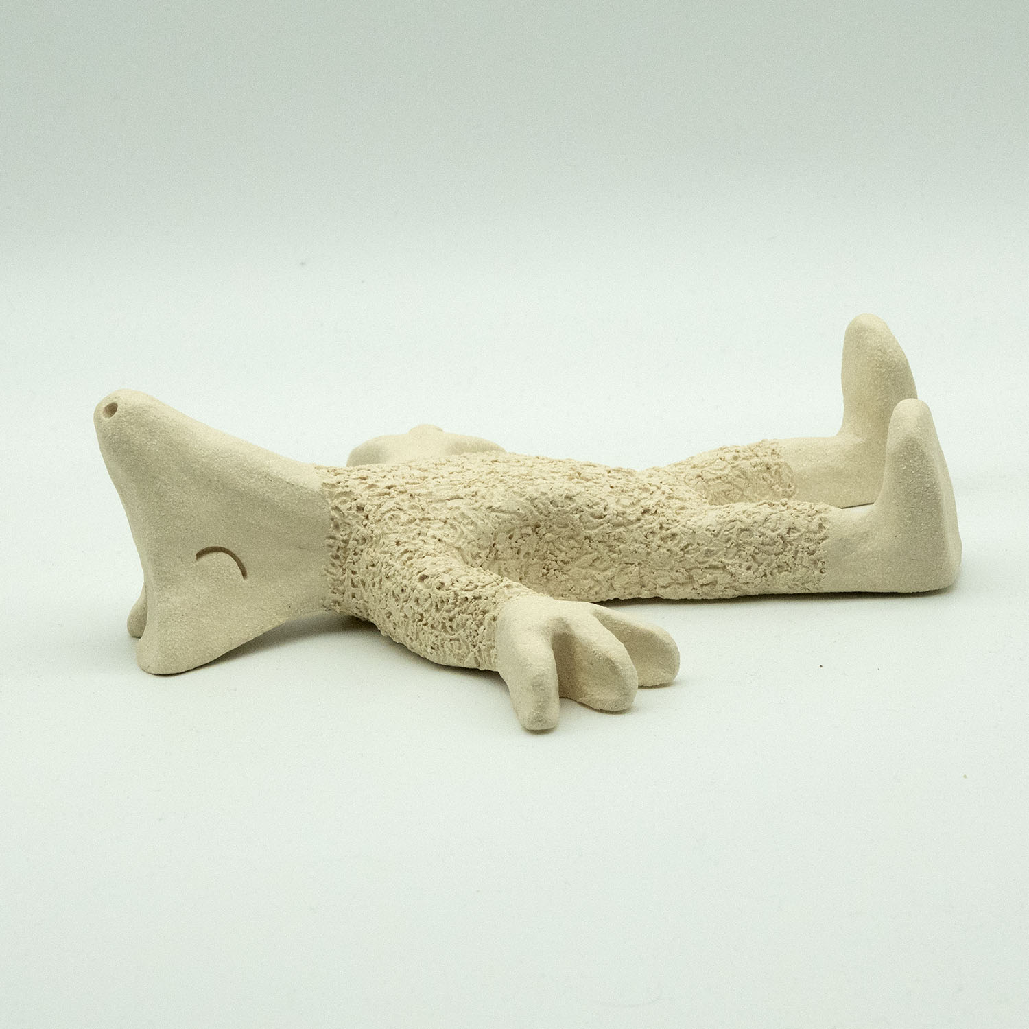 Vilodjur (nummer 45) "Äntligen hemester!" – vilande skulptur i Lera.