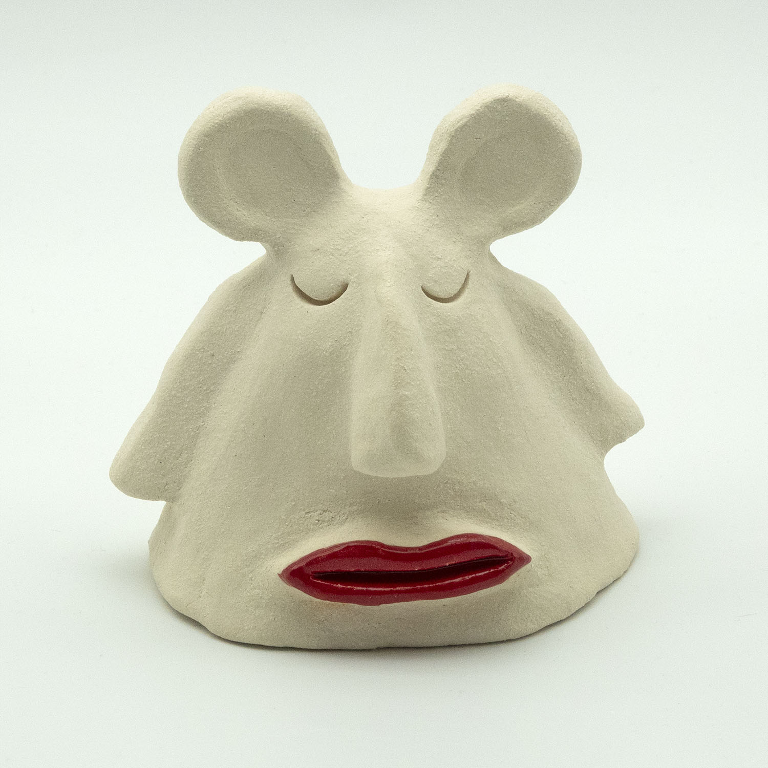 Vilodjur (nummer 46) "Först vill jag bli kysst. Sen vill jag vila." – vilande skulptur i Lera.