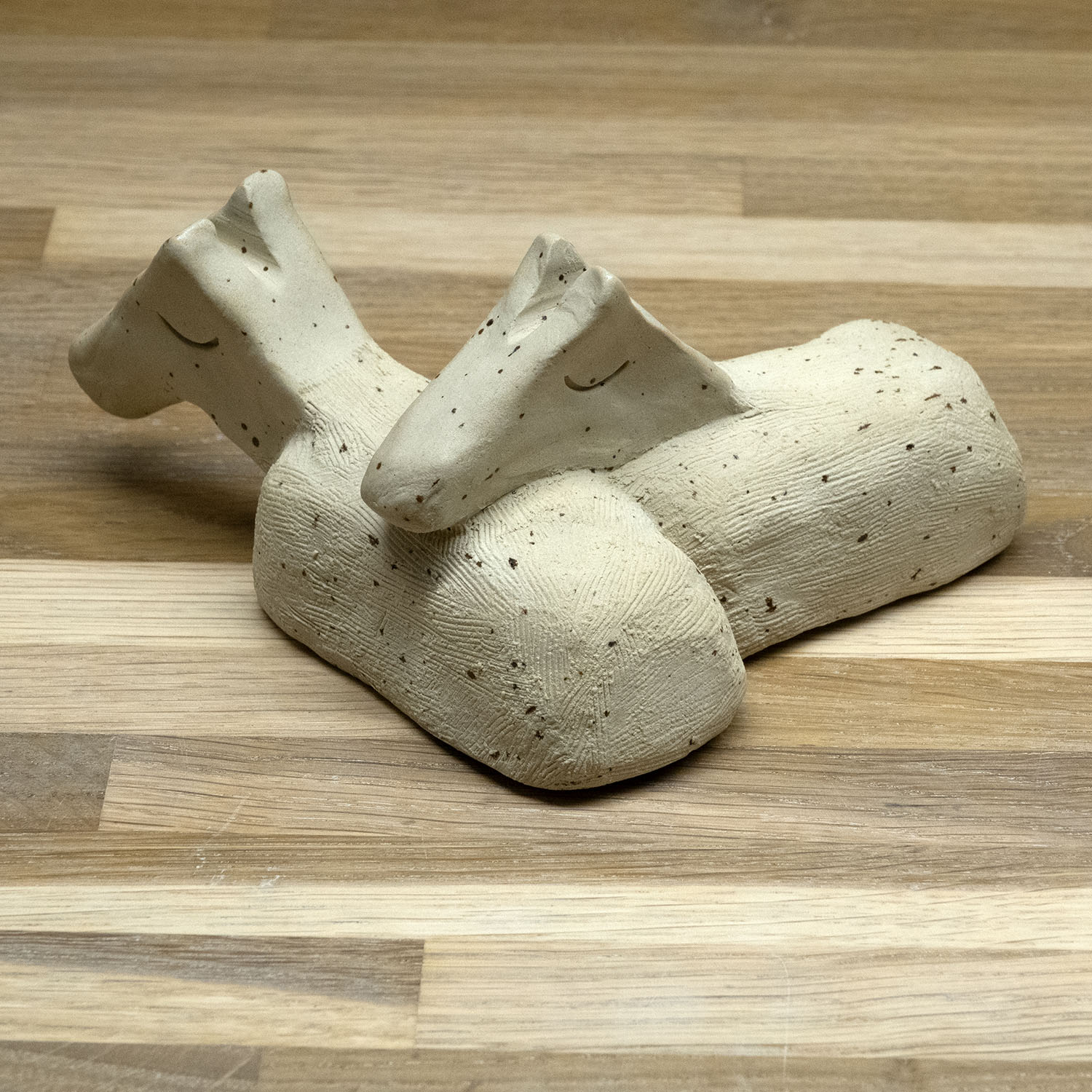 Vilodjur (nummer 6) "Vi vilar tillsammans du och jag" – vilande skulptur i Lera.