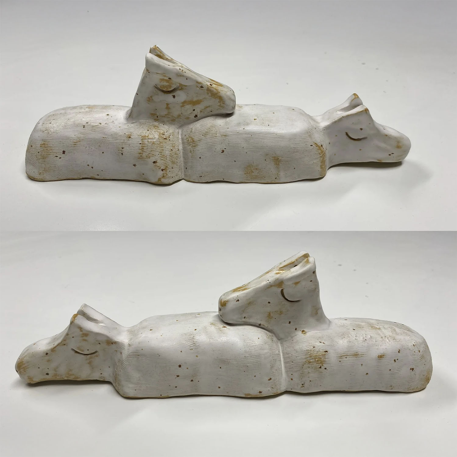 Vilodjur (nummer 7) i lera, vilande skulptur av Daniel Holking.